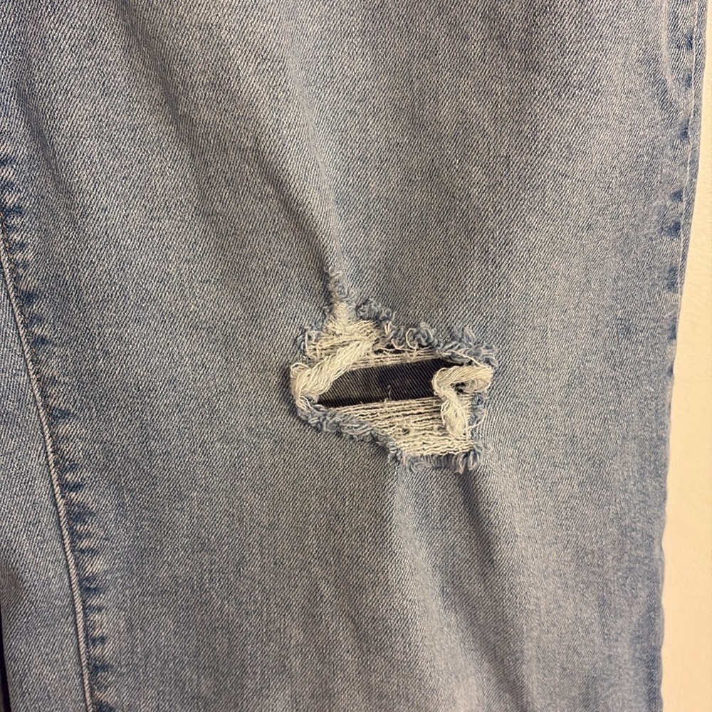 Levi's Light Blue Women's Hi-Rise, Wide Leg Jeans with Distressed Knees. Size 31 - Picture 2 of 6